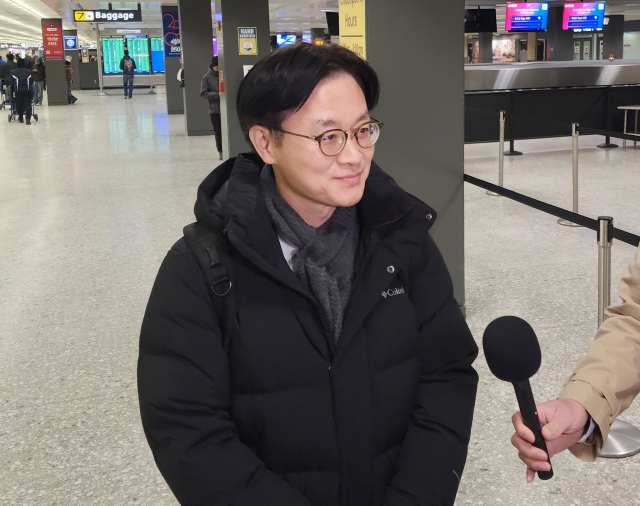 김정관 산업통상부 장관이 28일(현지시간) 밤 '트럼프 관세' 대응을 위해 워싱턴DC 인근 덜레스국제공항을 통해 미국을 방문해 한국 취재진과 인터뷰하고 있다. 연합뉴스