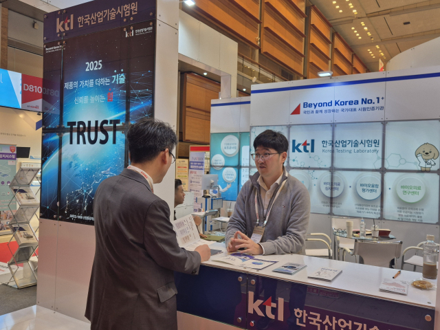 KTL 유지한 바이오융합평가센터장이 지난해 3월 21일 서울 강남구 COEX 전시장에서 열린 ‘2025 국제의료기기·병원설비전시회(KIMES)’에 참석해 바이오의료기기 시험인증 관련 보조금 사업에 대해 설명하고 있다. KTL 제공