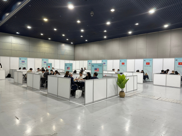 지난해 5월 29일 서울 강남구 COEX 전시장에서 2025 홈케어·재활·복지 전시회(Reha)에서 해외 구매자(바이어) 수출상담회가 진행되고 있다. KTL 제공 /