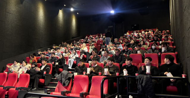 지난 28일 한국해양교통안전공단(KOMSA)의 ‘영화관람 데이(DAY)’에 참여한 세종지역 어르신과 공단 직원 가족들이 함께 영화를 관람하며 교류하는 시간을 가졌다. KOMSA 제공