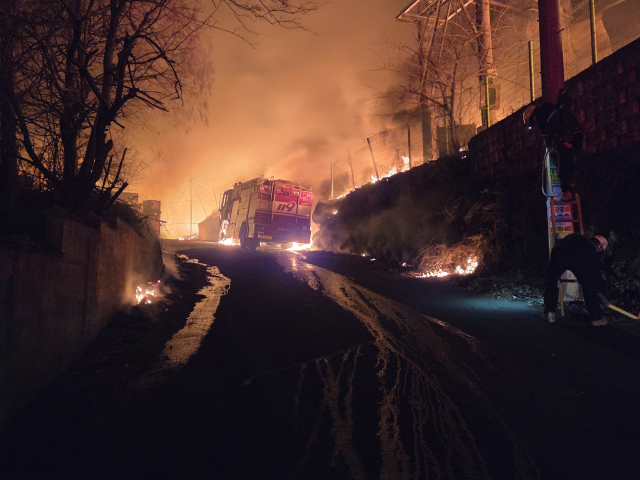 29일 경남 김해시 금속공장에서 발생한 화재로 소방차 2대가 전소했다. 독자 제공