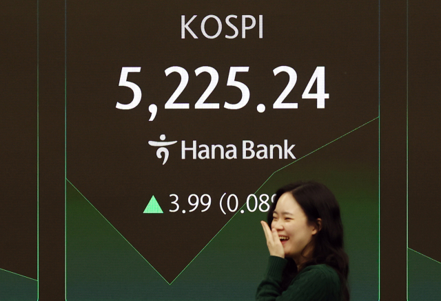 코스피가 하락 출발한 뒤 장 초반 5220대로 올라서며 강보합세를 보이고 있는 30일 서울 하나은행 본점 딜링룸에서 딜러들이 업무를 보고 있다. 연합뉴스