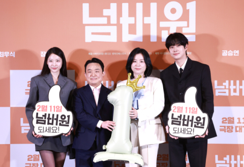 영화 ‘넘버원’ 김태용 감독(왼쪽에서 두번째)와 출연 배우들이 29일 오후 서울 용산구 CGV아이파크몰에서 열린 언론시사회 후 기자간담회에서 포즈를 취하고 있다. 연합뉴스