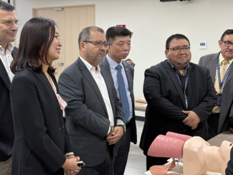 국립보건교육센터 준공식에서 곽태열 주엘살바도르 대한민국 대사(오른쪽 세번째)와 주요 내빈들이 국립보건교육센터 내 강의실을 둘러보며, 코이카가 지원한 응급구조 및 외상처치 실습 기기에 대한 설명을 듣고 있다.