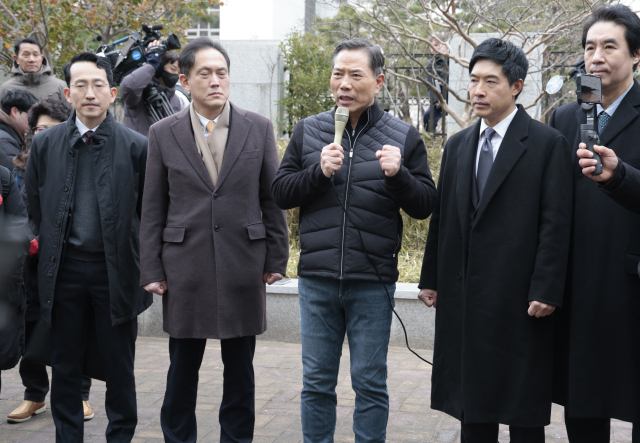 손현보 부산 세계로교회 담임목사가 30일 오전 부산지방법원 앞에서 징역 6개월에 집행유예 1년을 선고받은 뒤 석방돼 소감을 밝히고 있다. 손 목사는 대통령선거와 부산교육감 재선거를 앞두고 불법 선거운동을 한 혐의로 구속기소돼 재판을 받아왔다. 정대현 기자 jhyun@