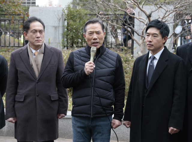 손현보 부산 세계로교회 담임목사가 30일 오전 부산지방법원 앞에서 징역 6개월에 집행유예 1년을 선고받은 뒤 석방돼 소감을 밝히고 있다. 손 목사는 대통령선거와 부산교육감 재선거를 앞두고 불법 선거운동을 한 혐의로 구속기소돼 재판을 받아왔다. 정대현 기자 jhyun@