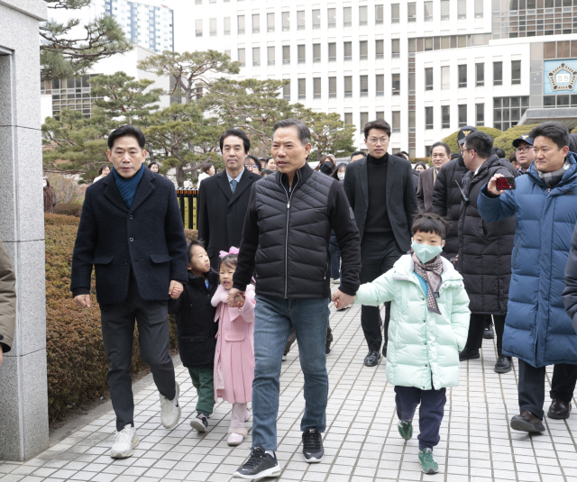 손현보 부산 세계로교회 담임목사가 30일 오전 부산지방법원 앞에서 징역 6개월에 집행유예 1년을 선고받은 뒤 석방돼 법원을 나서고 있다. 정대현 기자 jhyun@