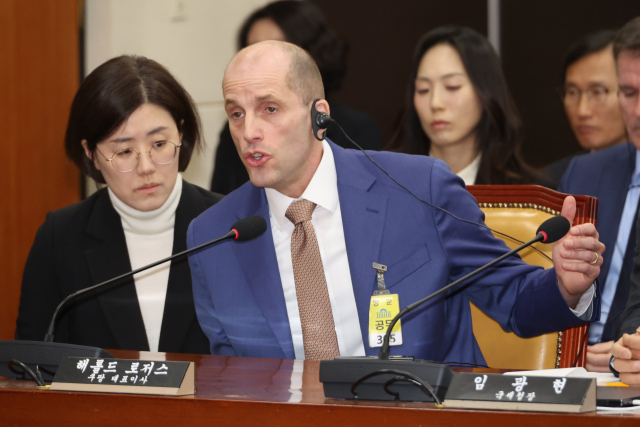 해롤드 로저스 쿠팡 임시대표가 지난달 국회 과학기술정보방송통신위원회에서 열린 쿠팡 침해사고 및 개인정보 유출, 불공정 거래, 노동환경 실태 파악과 재발 방지 대책 마련을 위한 청문회에서 전날 답변 태도에 대해 지적하며 사과를 요구하자 항변하고 있다. 연합뉴스