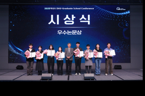 우수논문상을 받은 대학원생들 기념촬영 모습.