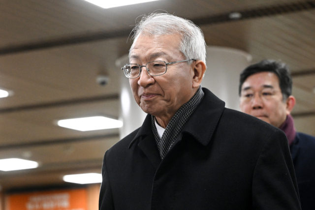 사법부를 뒤흔든 이른바 '사법농단' 사태로 기소돼 1심에서 무죄를 선고받은 양승태 전 대법원장이 30일 서울 서초구 서울고등법원에서 열린 항소심 선고 공판에 출석하고 있다. 연합뉴스