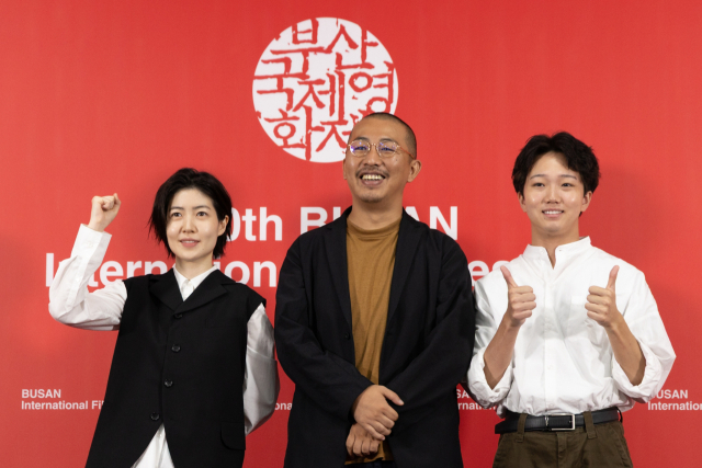 2025년 9월 20일 부산 영화의전당에서 열린 제30회 부산국제영화제 경쟁부문 기자회견에 참석한 '여행과 나날'팀. 왼쪽부터 심은경, 미야케 쇼 감독, 배우 다카다 만사쿠. 부산일보DB