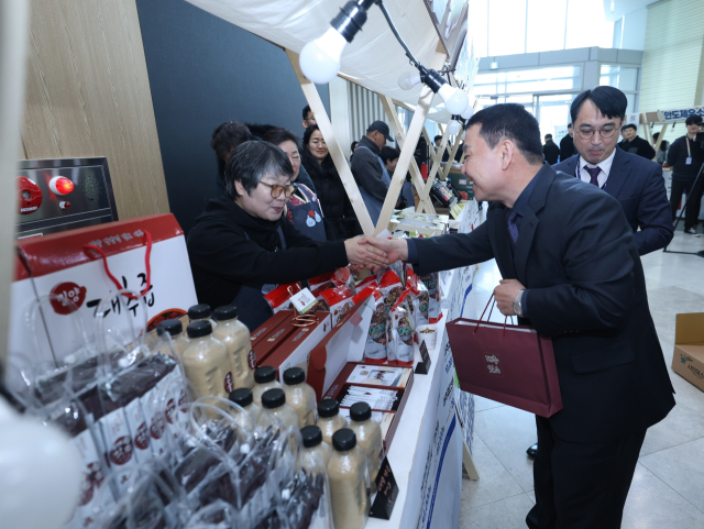 지난 29일 대구 한국수자원공사 낙동강유역본부에서 열린 ‘설맞이 낙동강 지역상생 나눔장터’에서 윤석대 수자원공사 사장(오른쪽)이 농특산물 홍보 부스를 방문하고 있다. 수자원공사 제공