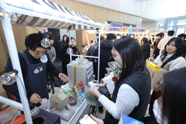 지난 29일 대구 한국수자원공사 낙동강유역본부에서 ‘설맞이 낙동강 지역상생 나눔장터’가 열리고 있는 가운데 수자원공사 직원들이 이벤트 부스와 농특산물 홍보 부스를 둘러보고 있다. 수자원공사 제공