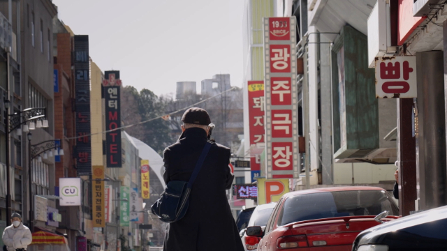 김동호 전 부산국제영화제 집행위원장의 첫 장편 영화 연출작 '미스터 김, 영화관에 가다'가 오는 19일 메가박스 단독 개봉으로 국내에 선보인다. BIFF 제공