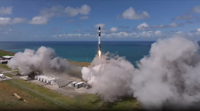 ‘초소형 군집위성 검증기’를 탑재한 로켓랩(Rocket Lab)사의 일렉트론(Electron) 발사체 발사 모습.미국 우주기업 로켓랩은 한국시간으로 30일 오전 10시 21분 뉴질랜드 마히아 발사장에서 발사체 '일렉트론'에 검증기를 실어 발사했다. 우주항공청 제공
