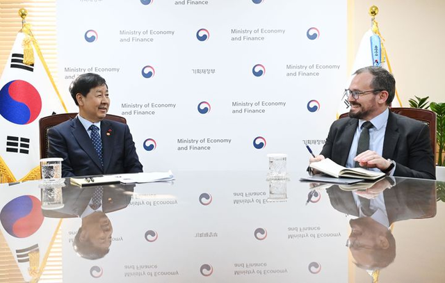 구윤철(왼쪽) 부총리 겸 재정경제부 장관이 지난해 12월 4일 정부서울청사에서 제레미 주크 국제신용평가사 피치(Fitch) 아태지역 국가신용등급 담당 이사와 면담하고 있다. 재경부 제공