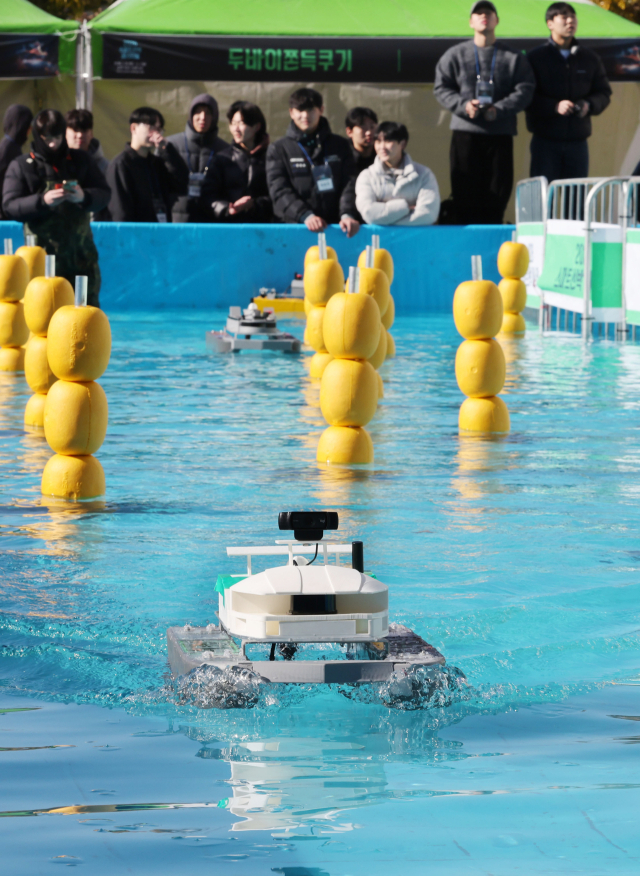 31일 국립부산과학관 광장에서 열린 ‘2026 스마트 선박 페스티벌’에서 참가자들이 원격조종 자율운항 경기에 앞서 연습을 하고 있다. 정종회 기자 jjh@