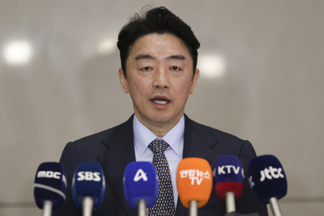 특사 자격으로 캐나다·노르웨이 방문을 마친 강훈식 대통령실 비서실장이 31일 인천공항 2터미널을 통해 귀국 후 취재진과 인터뷰를 하고 있다. 연합뉴스