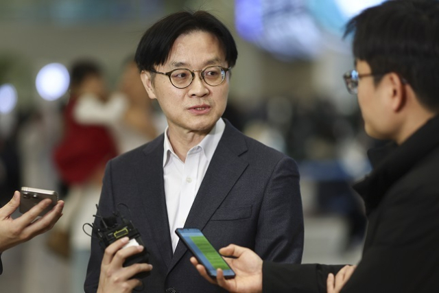 트럼프 미국 대통령의 한국 관세 재인상 위협에 대응하기 위해 미국을 방문한 김정관 산업통상부 장관이 31일 인천공항을 통해 귀국 후 취재진 질문에 답하고 있다. 연합뉴스