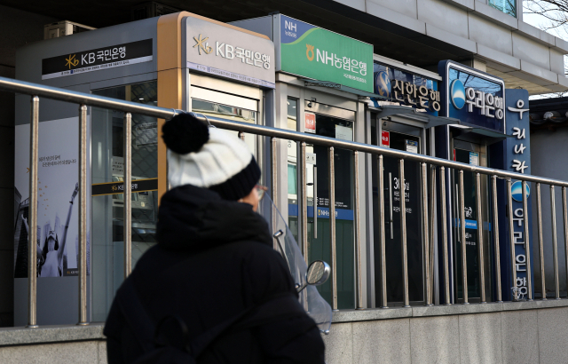 서울 시내에 은행 현금자동입출금기가 설치돼 있다. 연합뉴스