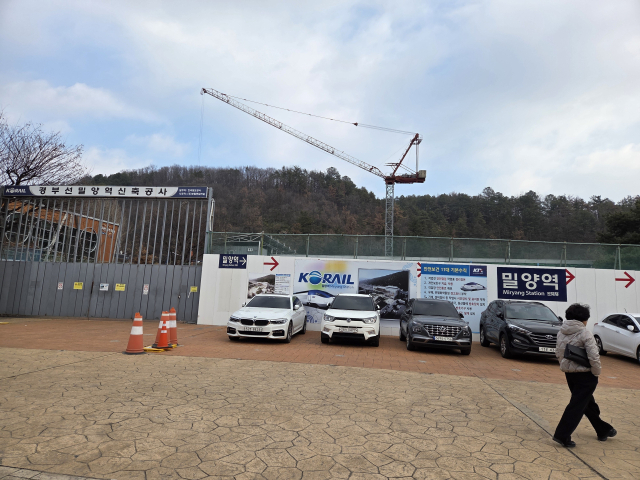경부선 철도구간인 경남 밀양시 가곡동 밀양역 신축 공사장. 밀양역 신축은 준공기한이 당초 2025년 2월이었지만 1년이 넘도록 공사가 진행중이다. 김길수 기자