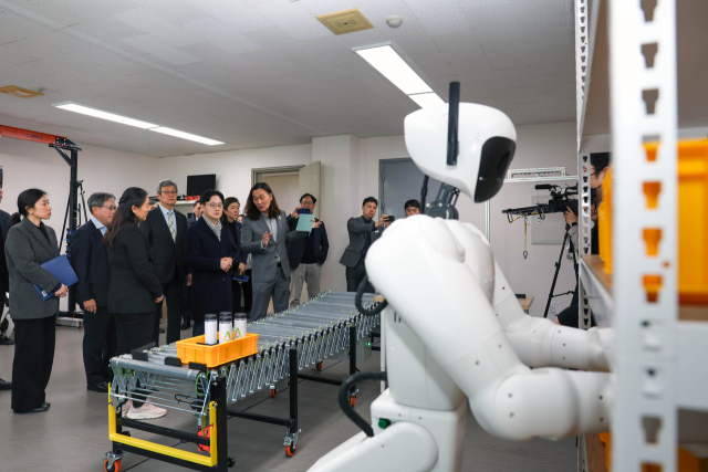 김정관 산업통상부 장관이 13일 경기 안산시 한양대 ERIC캠퍼스 창업보육센터에 소재한 에이로봇을 방문, 휴머노이드 로봇 개발 과정을 둘러보고 있다. 연합뉴스