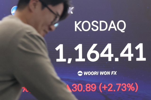 지난달 29일 서울 중구 우리은행 본점 딜링룸 현황판에 코스닥 지수가 표시되고 있다. 연합뉴스