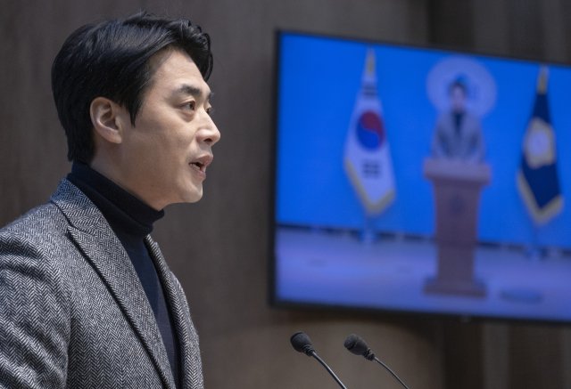 더불어민주당 한준호 의원이 1일 국회 소통관에서 민주당 정청래 대표가 제의했던 조국혁신당에 대한 합당 제안 철회를 요청하는 기자회견을 하고 있다. 연합뉴스