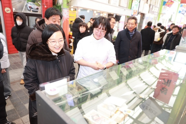 한성숙 중소벤처기업부 장관이 31일 속초관광수산시장을 방문해 현장을 둘러보며 상인과 대화하고 있다. 중깁 제공