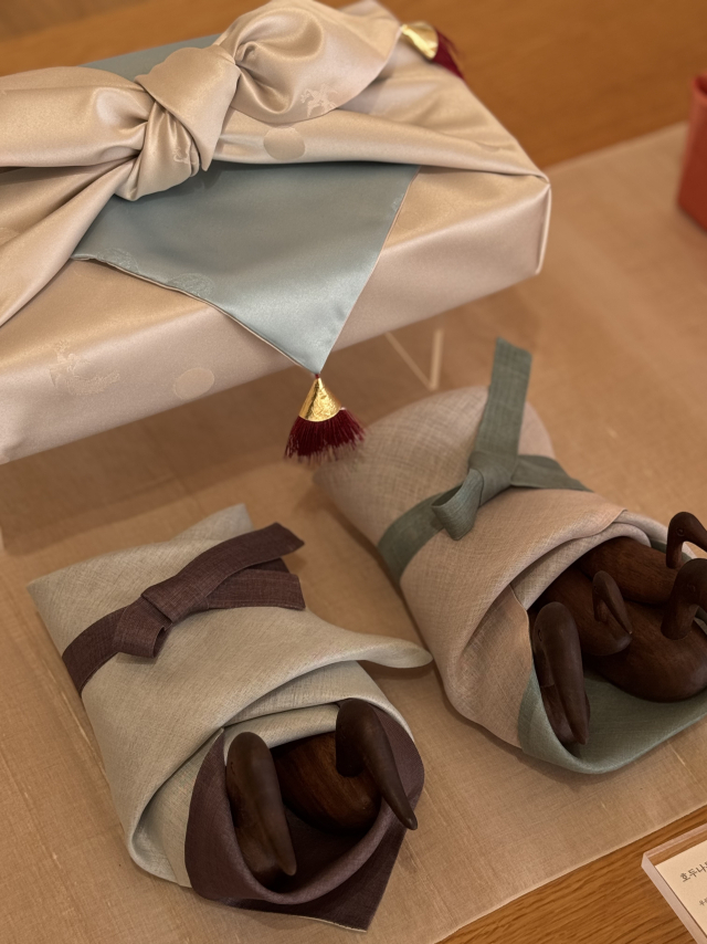 따뜻한 선물 문화를 담은 ‘호호당’ 전시 설치 모습. 카린 제공