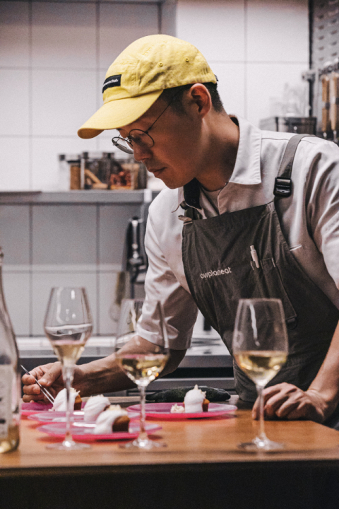 김태윤 셰프가 요리하고 있다. 윤민호 제공