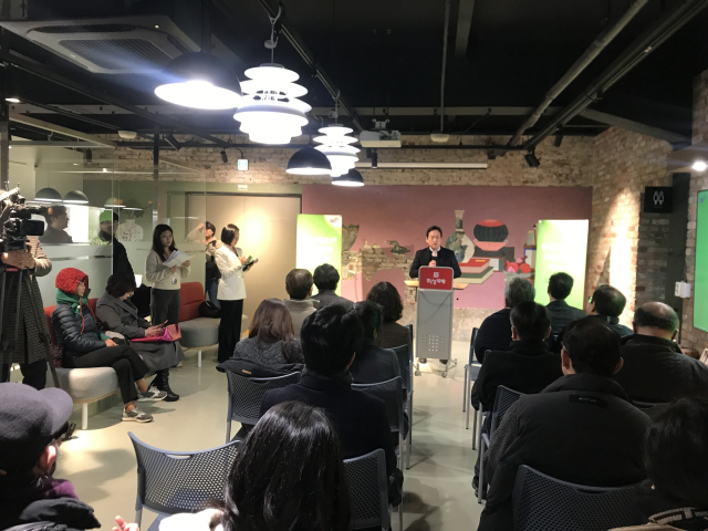 부산문화재단(대표이사 오재환)은 1월 29일 오후 부산 중구 한성1918 B-컬처 플라자(백산길 13, 이하 한성1918)에서 부산예술인지원센터 개소식을 가졌다. 사진은 상담 부스 등이 들어선 한성1918 1층 부산예술인지원센터에서 개소식을 여는 모습. 김은영 기자 key66@