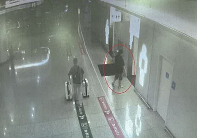 지난해 9월 11일 인천국제공항에서 마약 밀수 조직 운반책이 화장실로 들어가는 CCTV 장면. 부산지검 제공