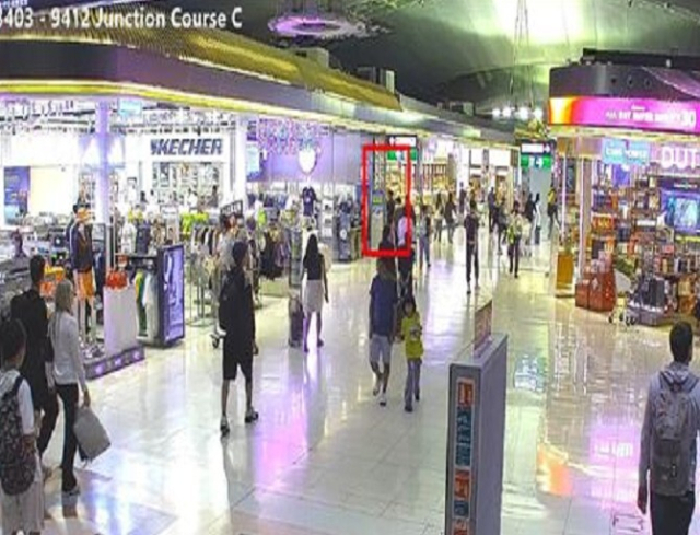 지난해 9월 28일 태국 공항에서 마약 밀수 조직 운반책이 화장실로 들어가는 CCTV 장면. 부산지검 제공