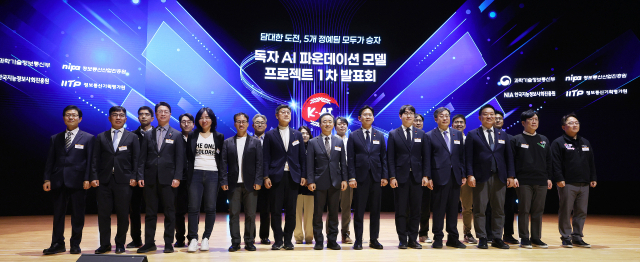 배경훈 부총리 겸 과학기술정보통신부 장관, 임문영 국가인공지능전략위원회 부위원장, 하정우 AI미래기획수석비서관 등이 지난해 12월 30일 서울 강남구 코엑스에서 열린 '독자 AI 파운데이션 모델' 프로젝트 1차 발표회에서 기념촬영을 하고 있다. 연합뉴스