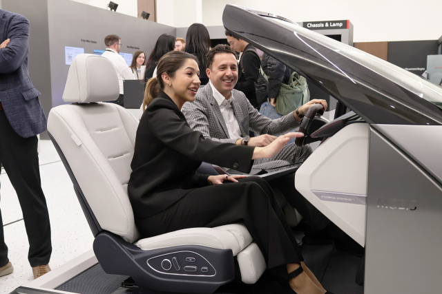 지난달 세계 최대의 IT·가전 전시회 ‘CES 2026’ 전시장에서 업계 관계자들이 차세대 콕핏시스템 ‘엠빅스 7.0’을 체험하고 있다. 현대모비스 제공