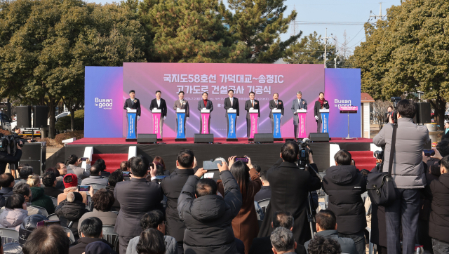 ‘가덕대교~송정IC 고가도로 건설사업 기공식’이 2일 오전 부산 강서구 희망공원에서 열렸다. 이번 사업은 가덕 신공항과 부산항 신항 개발로 예상되는 교통수요에 대응하기 위해 강서구 송정동 가덕대교에서 송정나들목까지 구간에 고가도로를 건설하는 사업으로 길이 2.72km, 폭 19m의 왕복 4차로로 조성된다. 이재찬 기자 chan@