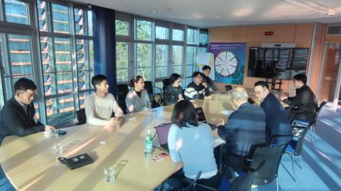 동아대 대학원 재난관리학과 글로벌 연수단이 제네바 UNDRR 회의실에서 재난위험경감 전략을 논의하고 있다.