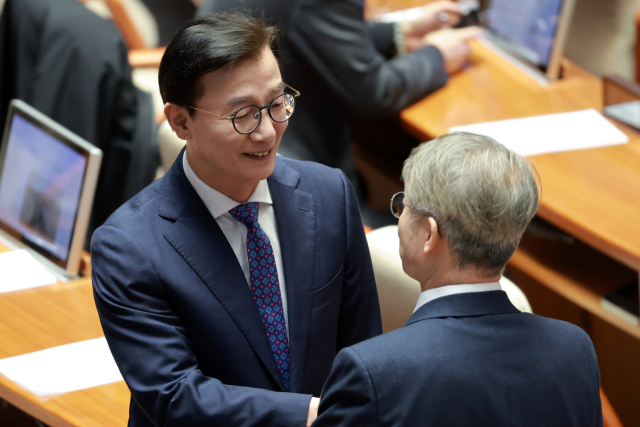 더불어민주당 전재수 의원이 지난달 16일 국회에서 열린 2026년 1월 임시국회 1차 본회의에서 대화하고 있다. 연합뉴스