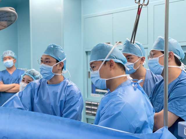 나르샤병원 이동기 병원장이 어깨 회전근개 완전 파열 환자를 대상으로 봉합술을 시행하고 있다. 작은 사진은 봉합술 이후에 손상된 어깨 힘줄에 콜라겐 기반 생체유도 패치를 붙인 ‘리제네텐 치료’ 개념도. 나르샤병원 제공