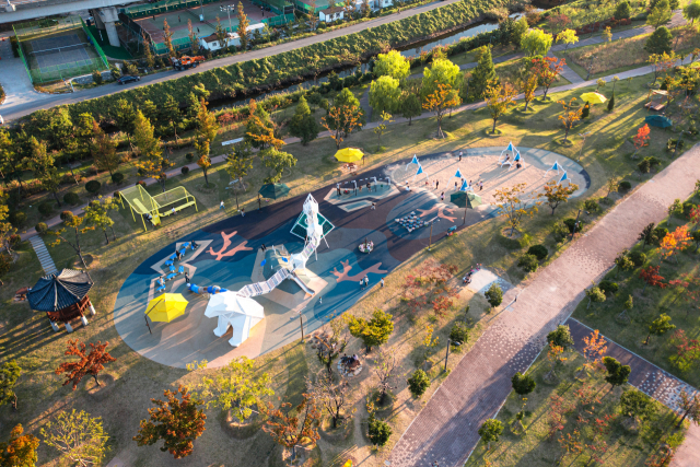 이룸그룹이 수행한 부산 강서구청 너울공원 중앙광장 특화사업. 이룸그룹 제공