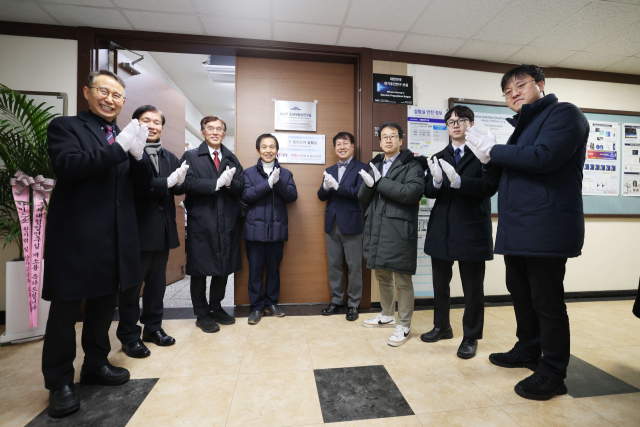 이온빔 플라즈마 공학 초세대협업연구실 현판식. (왼쪽부터) 이재우 공과대학장, 이균민 교학부총장, 김경수 대외부총장, 이광형 총장, 원자력 최원호 교수 , 장동찬 원자력학과장, 항공과 이동호, 원자력 박상후 교수. KAIST 제공