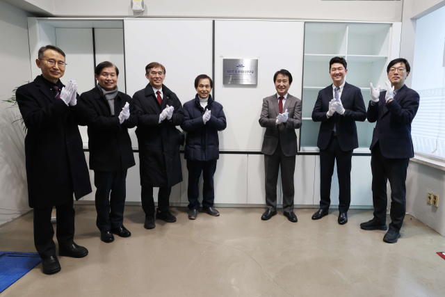 탄소중립 동력 및 추진 초세대협업연구실 현판식. (왼쪽부터) 이재우 공과대학장, 이균민 교학부총장, 김경수 대외부총장, 이광형 총장, 기계 배충식 교수, 기계과 황준식 교수, 김정 기계공학과장. KAIST 제공