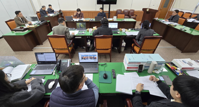 통영시의회 산업건설위원회는 2일 열린 제241회 임시회 조례안 예비 심사에서 ‘통영시 해양자원 순환센터 관리·운영에 관한 조례안’을 표결 끝에 부결했다. 김민진 기자