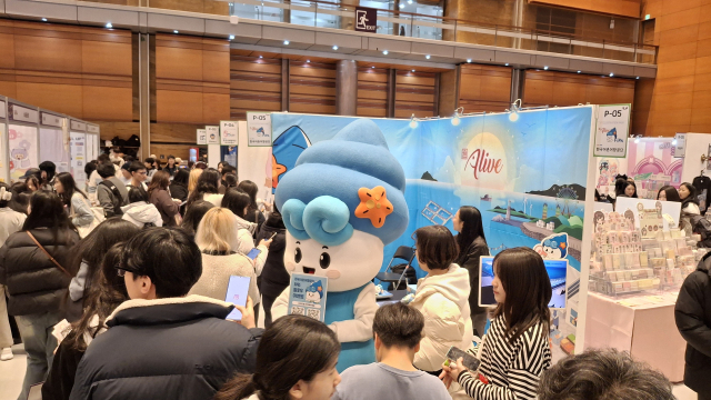 ‘K-일러스트레이션페어 2026 서울’ 행사장에서 증정용 공단 굿즈를 받기 위해 ‘어동이’ 주변에 관람객들이 모여있는 모습. 어촌어항공단 제공