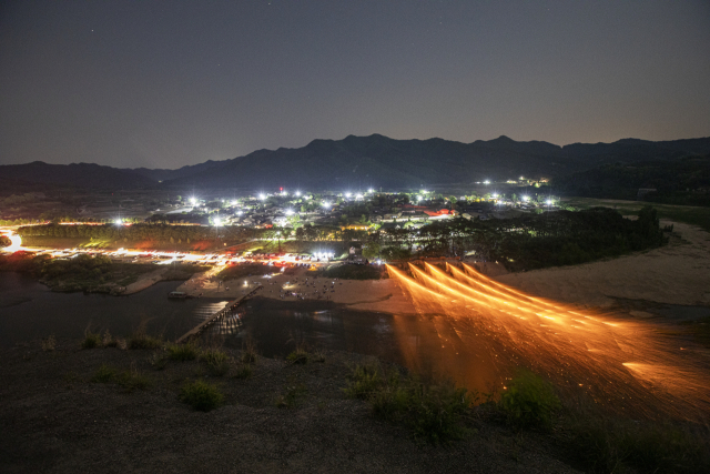 여름철 하회마을에서 진행되는 하회선유줄불놀이가 장관이다. 하회마을보존회 제공