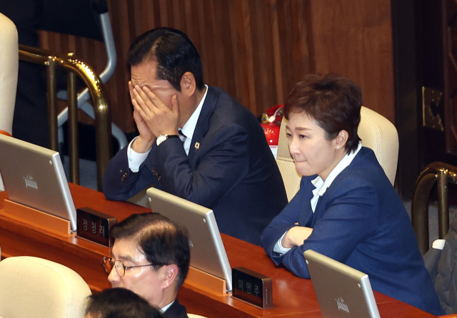 더불어민주당 정청래 대표(왼쪽)와 이언주 최고위원이 2일 국회 본회의장에서 열린 제432회 국회(임시회) 개회식에 나란히 자리하고 있다. 연합뉴스