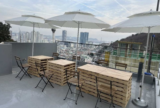 이바구캠프의 옥상 모습. 숙박객들이 자유롭게 음식을 먹고 부산의 전경을 관람할 수 있게 했다. 국토교통부 제공