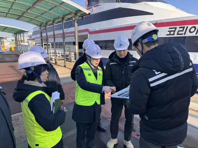 이경규 인천항만공사(PIA) 사장이 연안여객터미널 현장점검을 하고 있다. IPA 제공