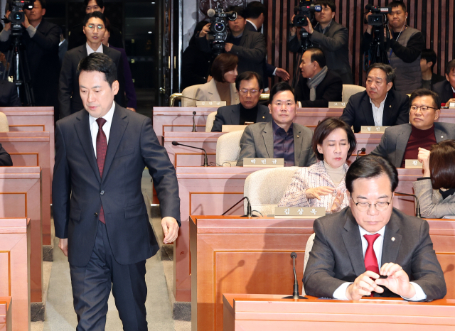 국민의힘 장동혁 대표가 지난 2일 국회 예결위회의장에서 열린 의원총회에 입장하고 있다. 연합뉴스